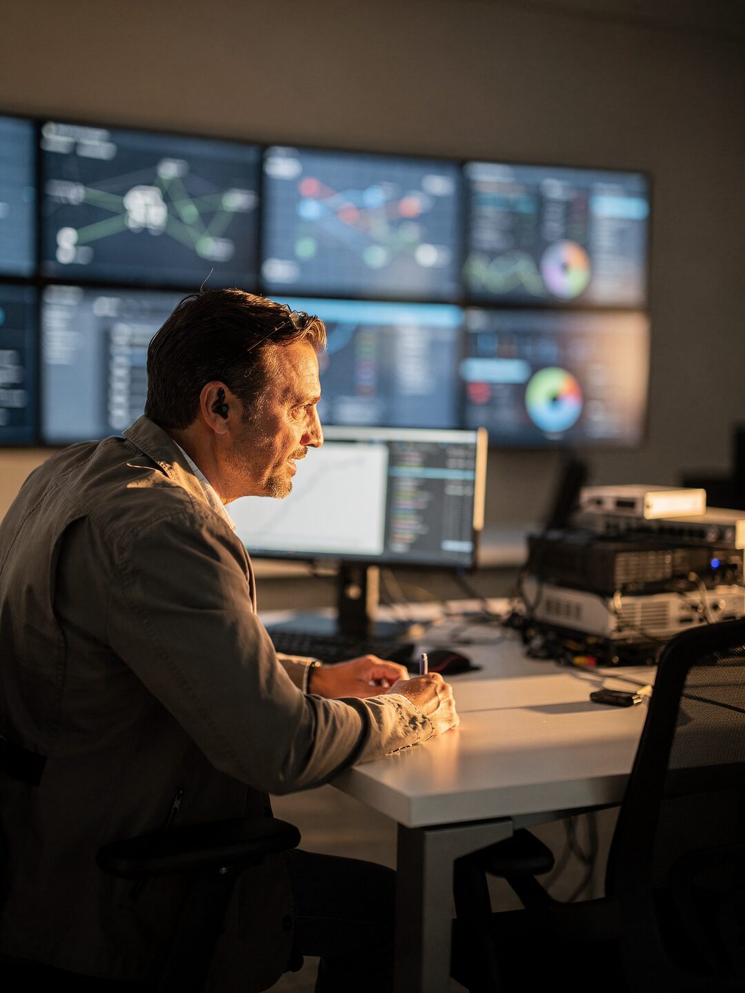 Field-service operations supervisor monitoring a JARVIS fleet and network dashboard